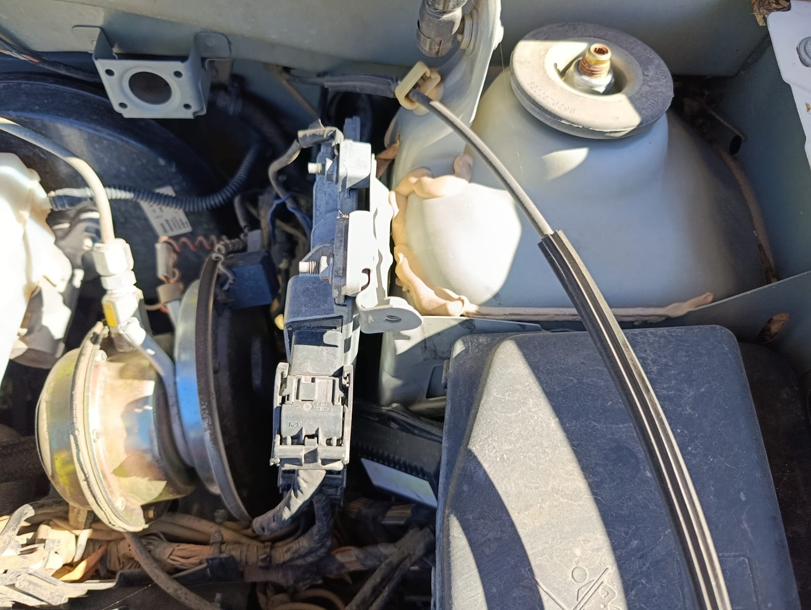 Torreta de suspensión delantera reparada con exceso de sellador